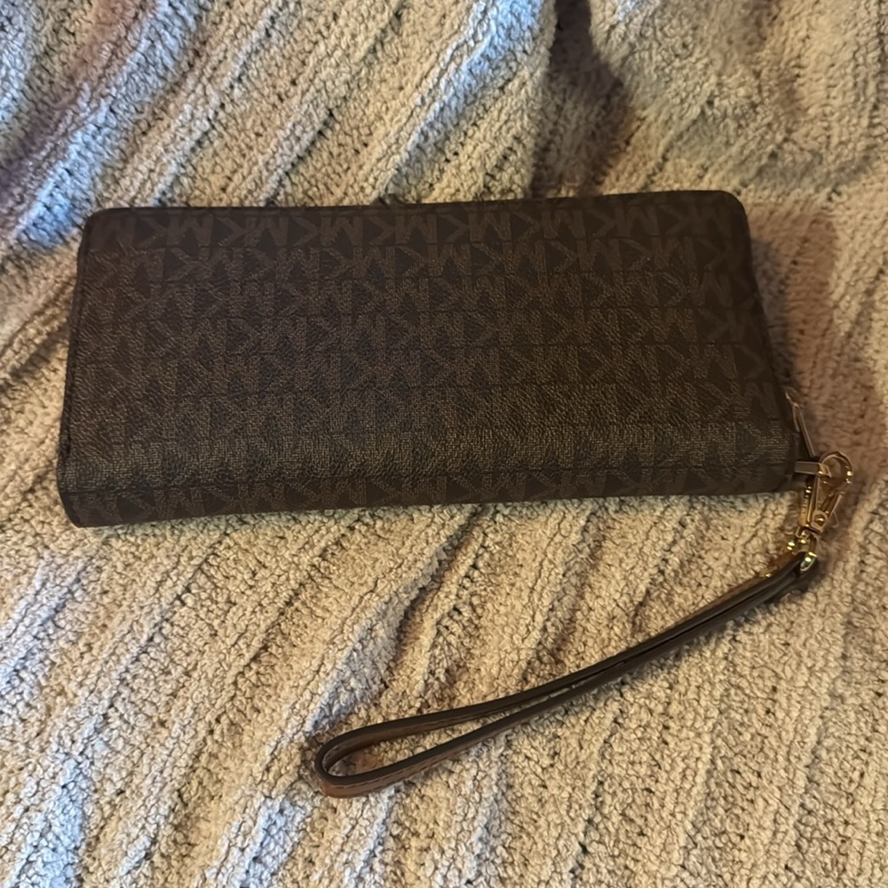 Michael Kors wristlet/ accordion zip around wallet NWOT - Picture 3 of 11